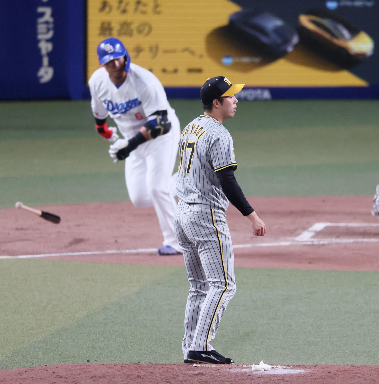 中日対阪神　4回表裏中日無死一、三塁、青柳は中田の三ゴロで失点（撮影・加藤哉）