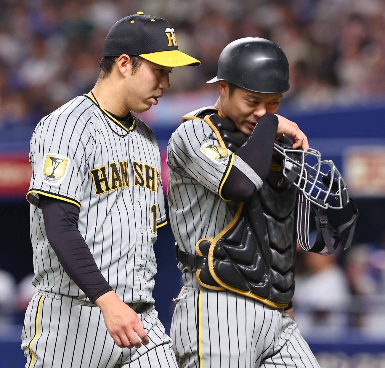 中日対阪神　4回、先制点を許した青柳（左）は坂本と話しながらベンチに戻る（撮影・上田博志）