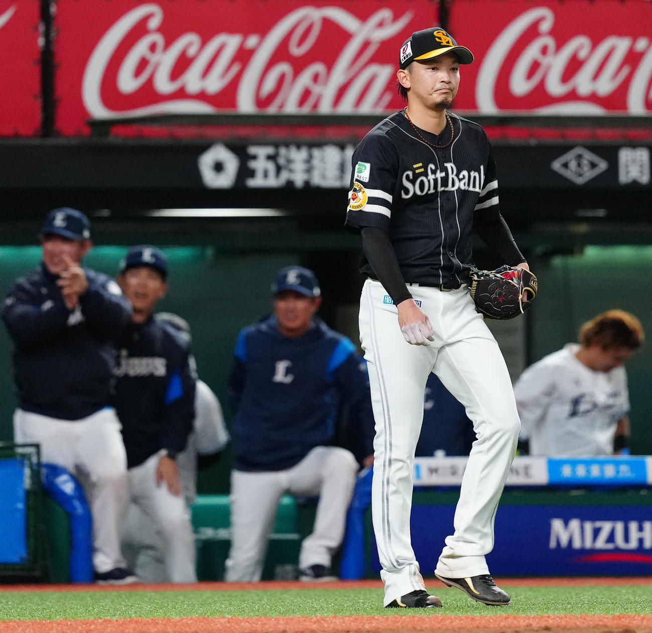 西武対ソフトバンク　7回裏西武2死一、二塁、佐藤龍に先制適時二塁打を浴びた東浜（撮影・江口和貴）
