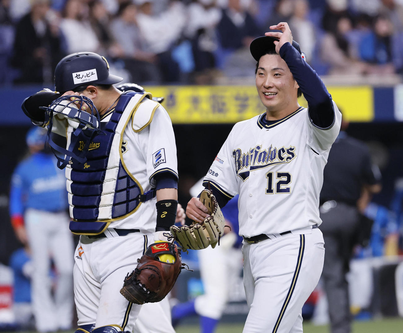 オリックス対日本ハム　6回を終え、ベンチに戻るオリックス東（右）と捕手若月（撮影・藤尾明華）