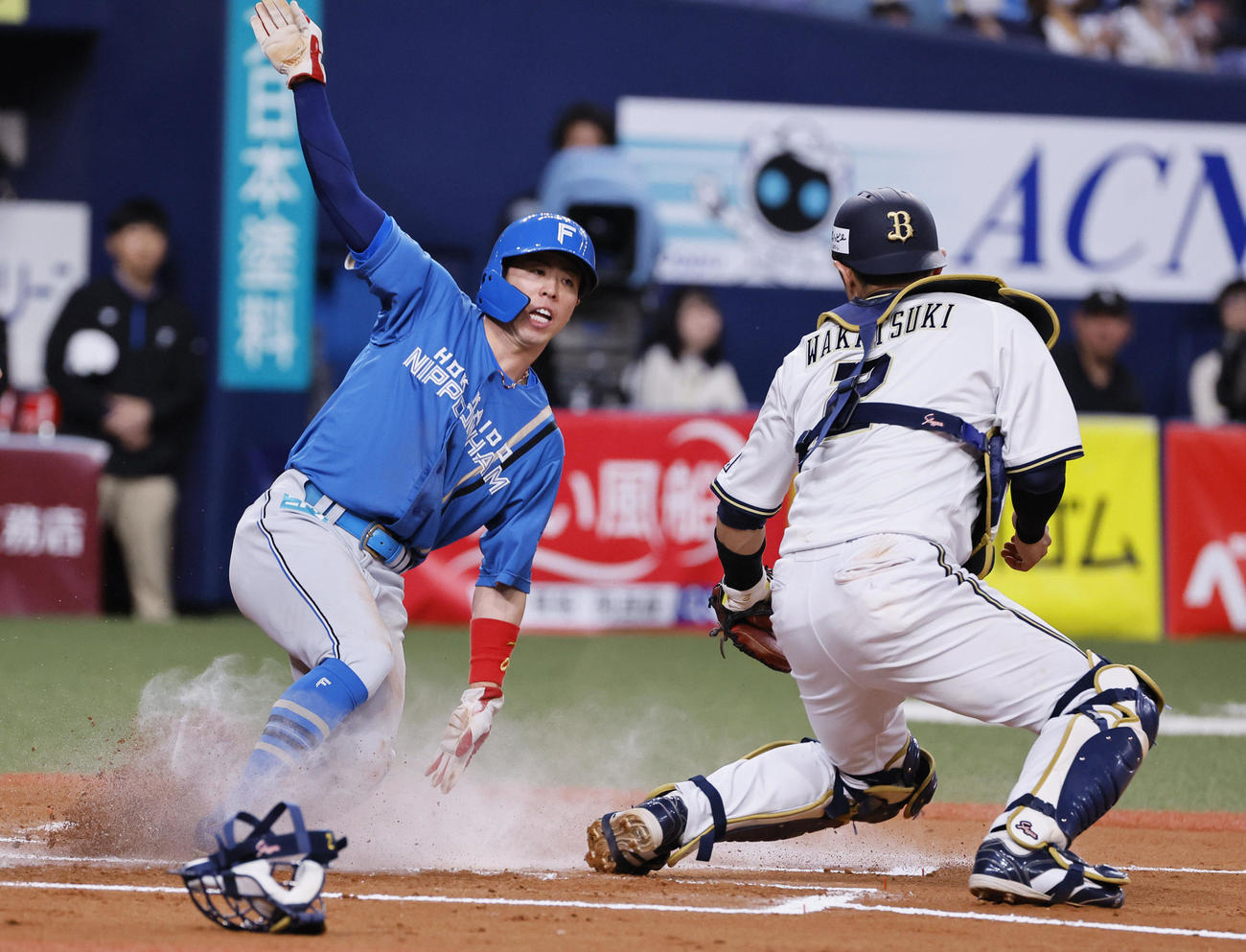オリックス対日本ハム　6回表日本ハム1死三塁、三ゴロ野選で生還する五十幡。捕手若月（撮影・藤尾明華）