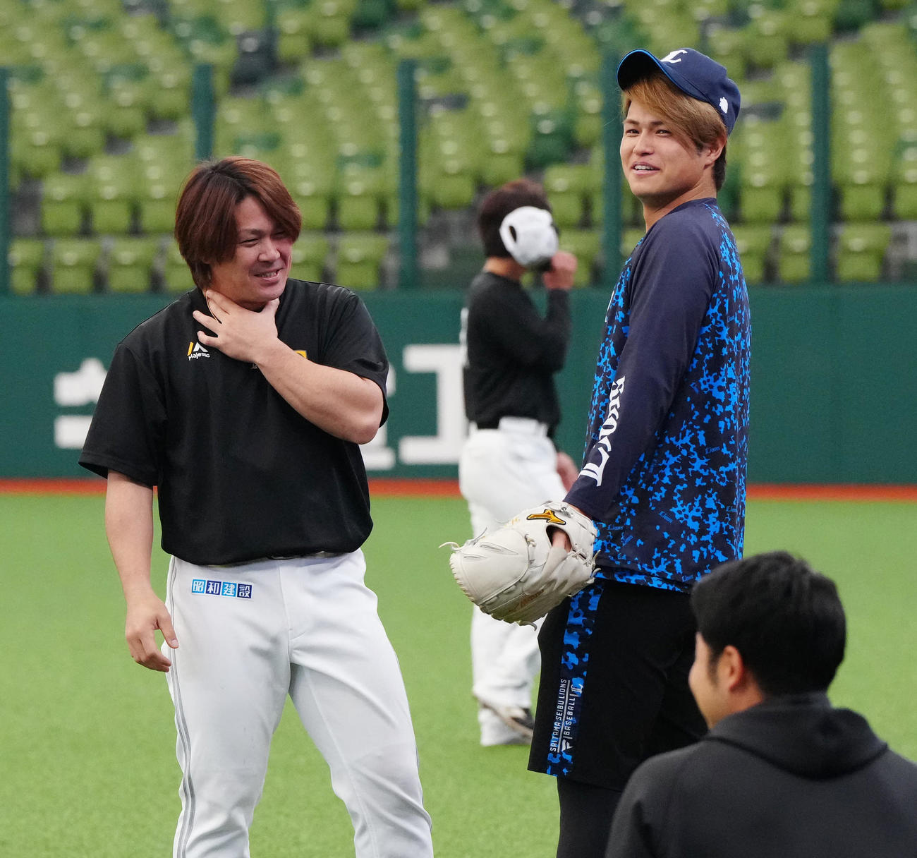 西武対ソフトバンク　試合前、言葉を交わすソフトバンク甲斐（左）と西武甲斐野（撮影・江口和貴）