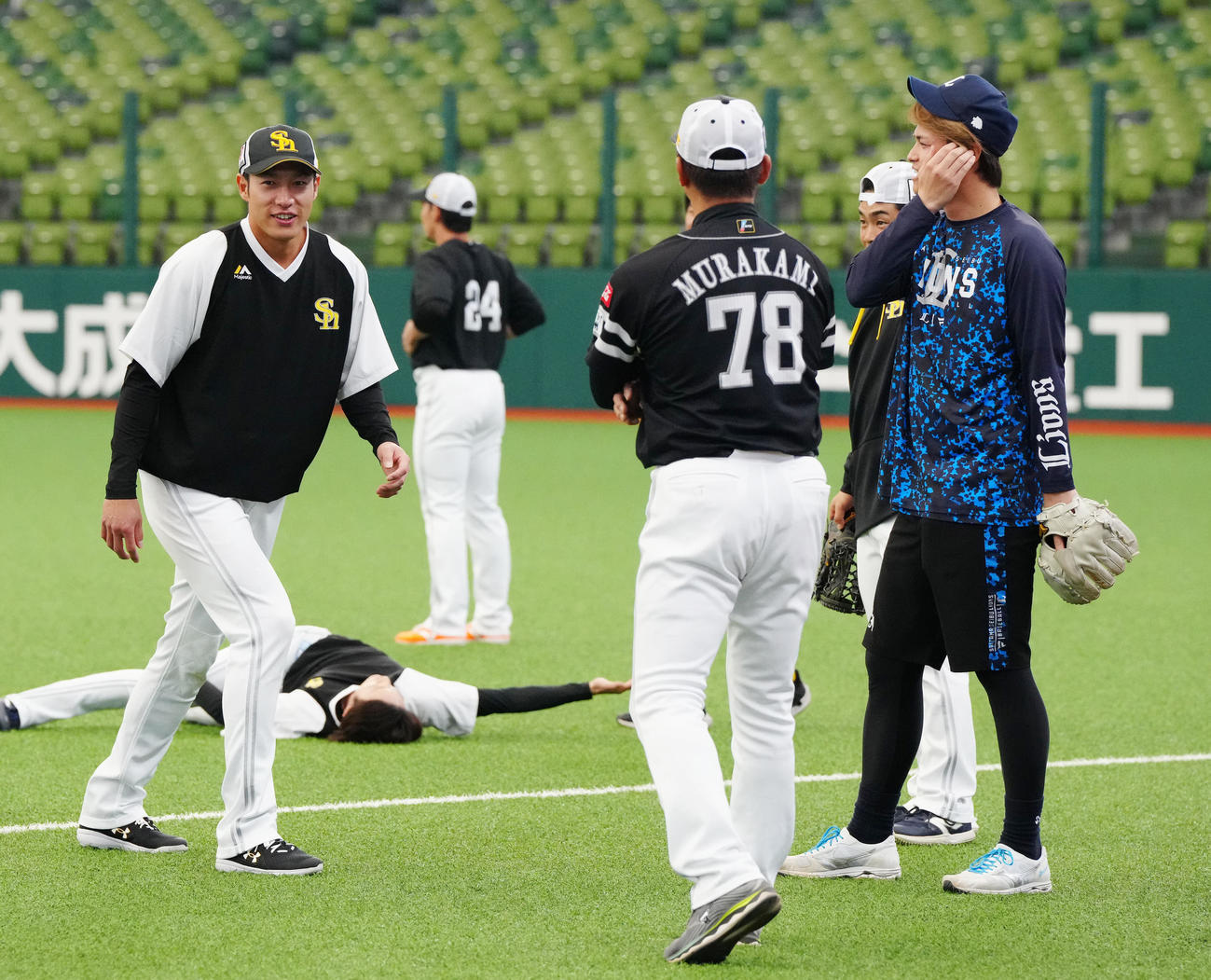 西武対ソフトバンク　試合前、言葉を交わすソフトバンク柳田（左）と西武甲斐野（撮影・江口和貴）