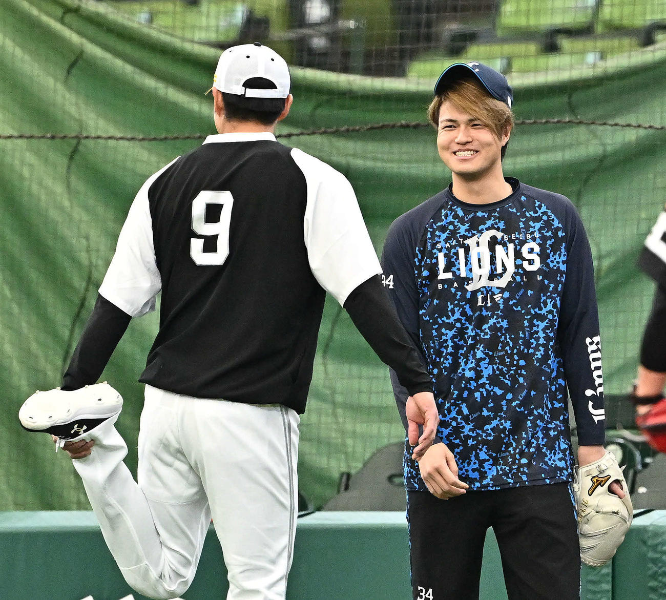 西武対ソフトバンク　試合前練習で談笑する西武甲斐野（右）とソフトバンク柳田（撮影・滝沢徹郎）