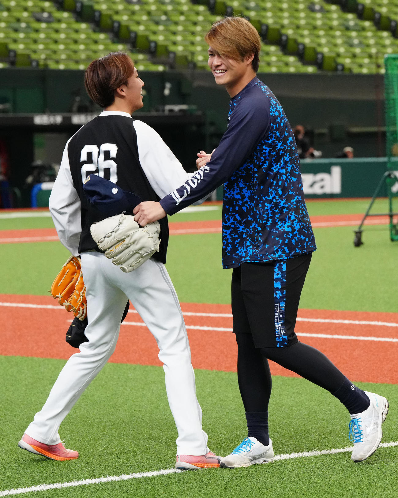 西武対ソフトバンク　試合前、ソフトバンク大津（左）と握手を交わす西武甲斐野（撮影・江口和貴）
