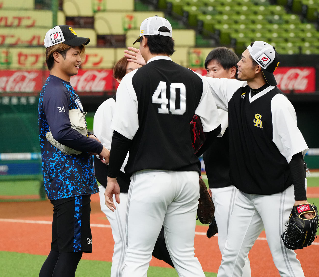 西武対ソフトバンク　試合前、ソフトバンクの帽子をかぶらされた西武甲斐野（左端）（撮影・江口和貴）