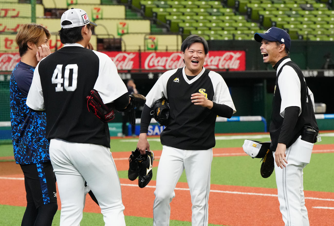 西武対ソフトバンク　試合前、西武甲斐野（左）の帽子をかぶり笑顔を見せるソフトバンク又吉（右）。中央は同津森（撮影・江口和貴）