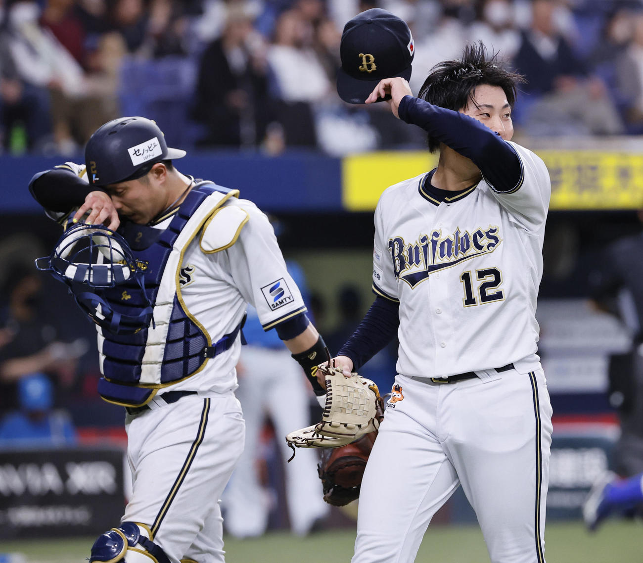 オリックス対日本ハム　6回を終え、ベンチに戻るオリックス東（右）と捕手若月（撮影・藤尾明華）