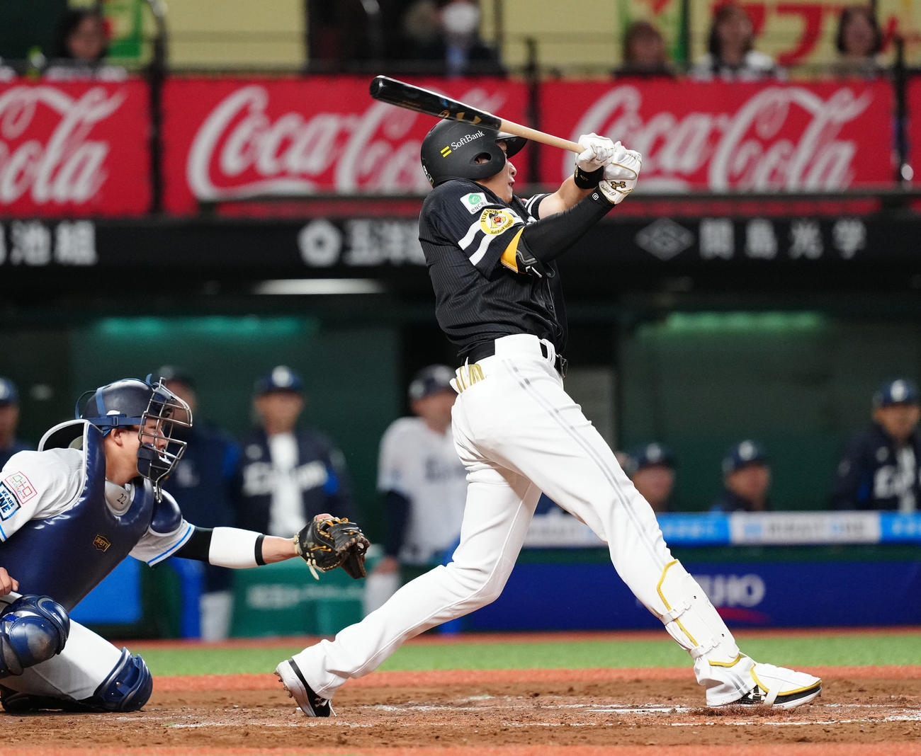 西武対ソフトバンク　8回表ソフトバンク1死二塁、適時二塁打を放つ柳田（撮影・江口和貴）