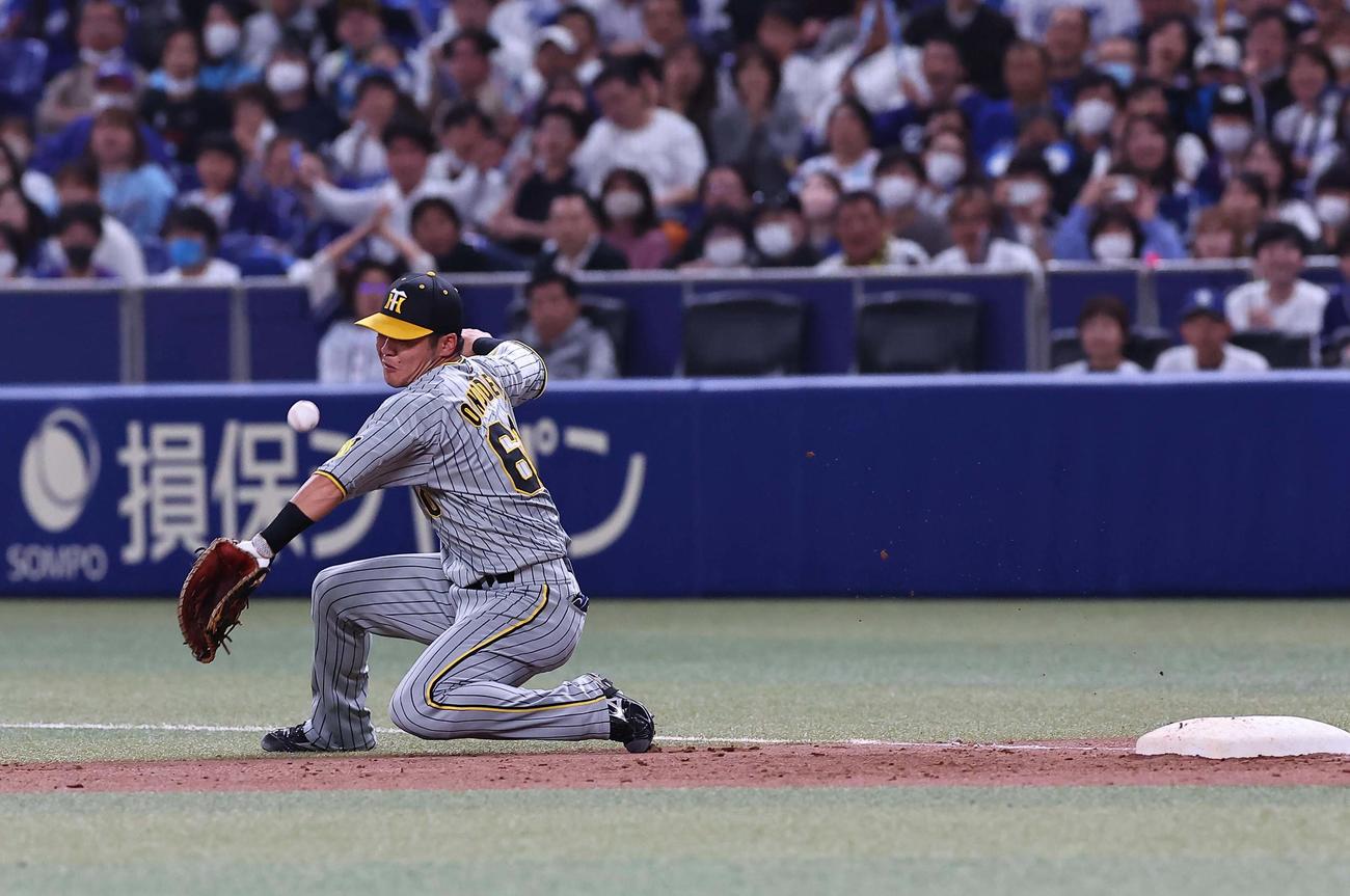 中日対阪神　11回裏中日無死、小野寺は佐藤輝の悪送球を捕れず（撮影・上田博志）
