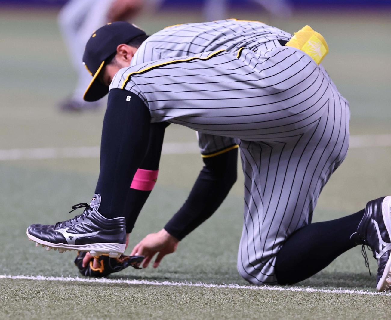 中日対阪神　11回裏中日無死、佐藤輝は中田の内野安打の打球をさばくも一塁へ悪送球する（撮影・上田博志）