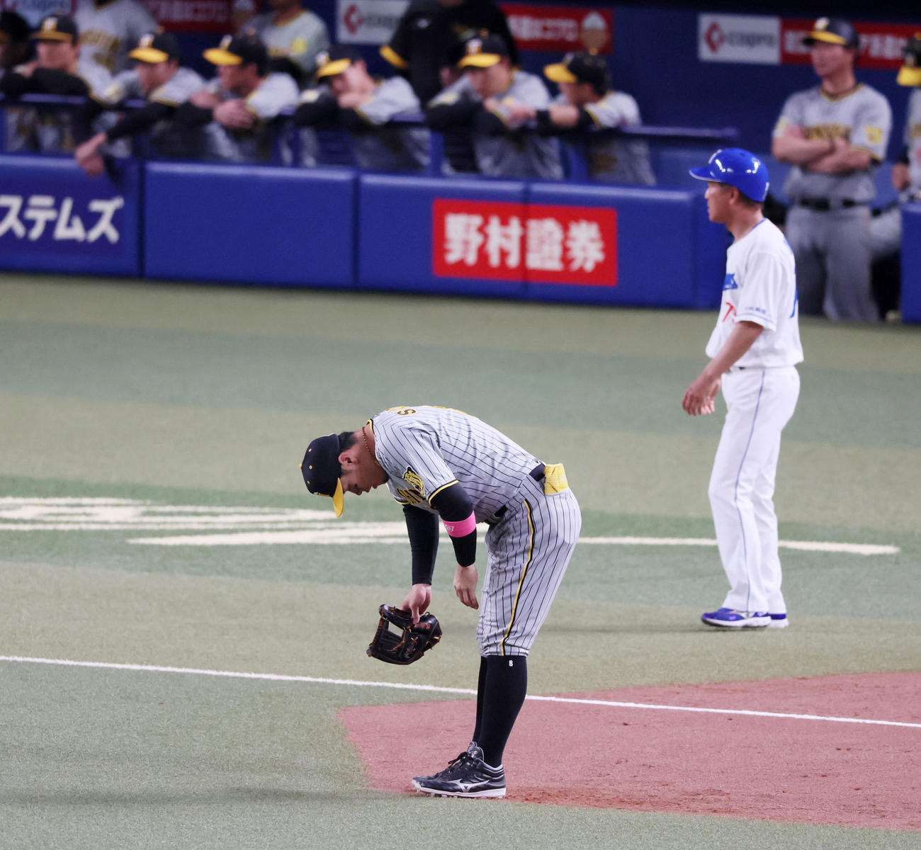 中日対阪神　11回裏中日無死、佐藤輝は中田の打球を一塁へ悪送球（撮影・加藤哉）