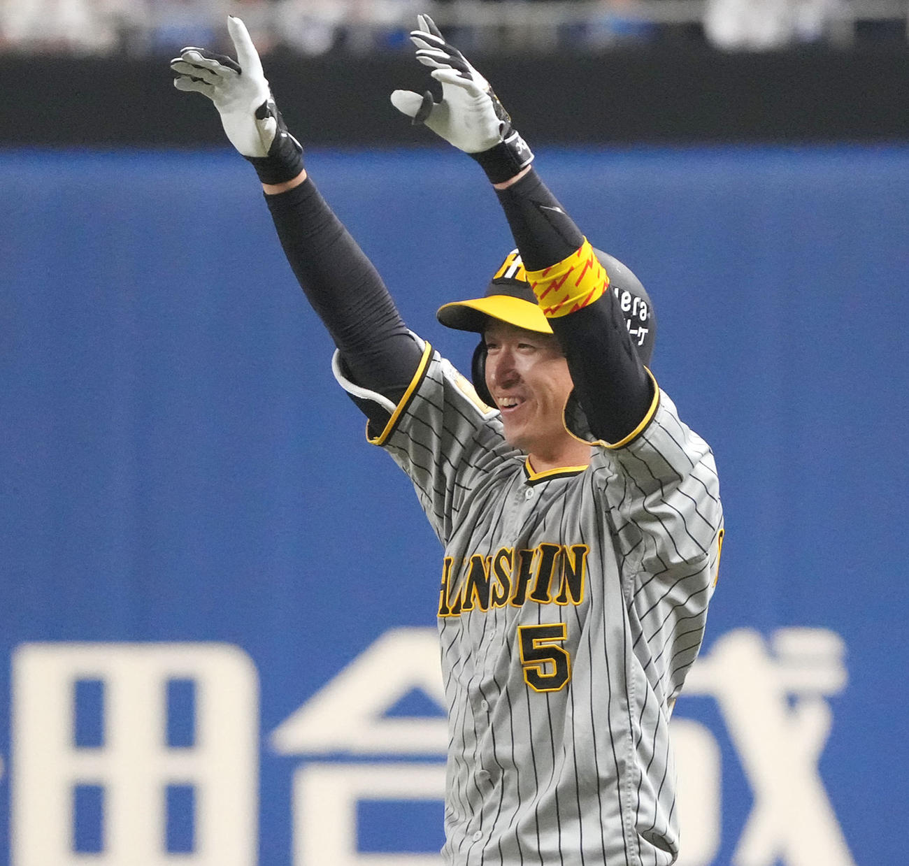 中日対阪神　8回表阪神2死二、三塁、同点打を放ち喜ぶ近本（撮影・森本幸一）