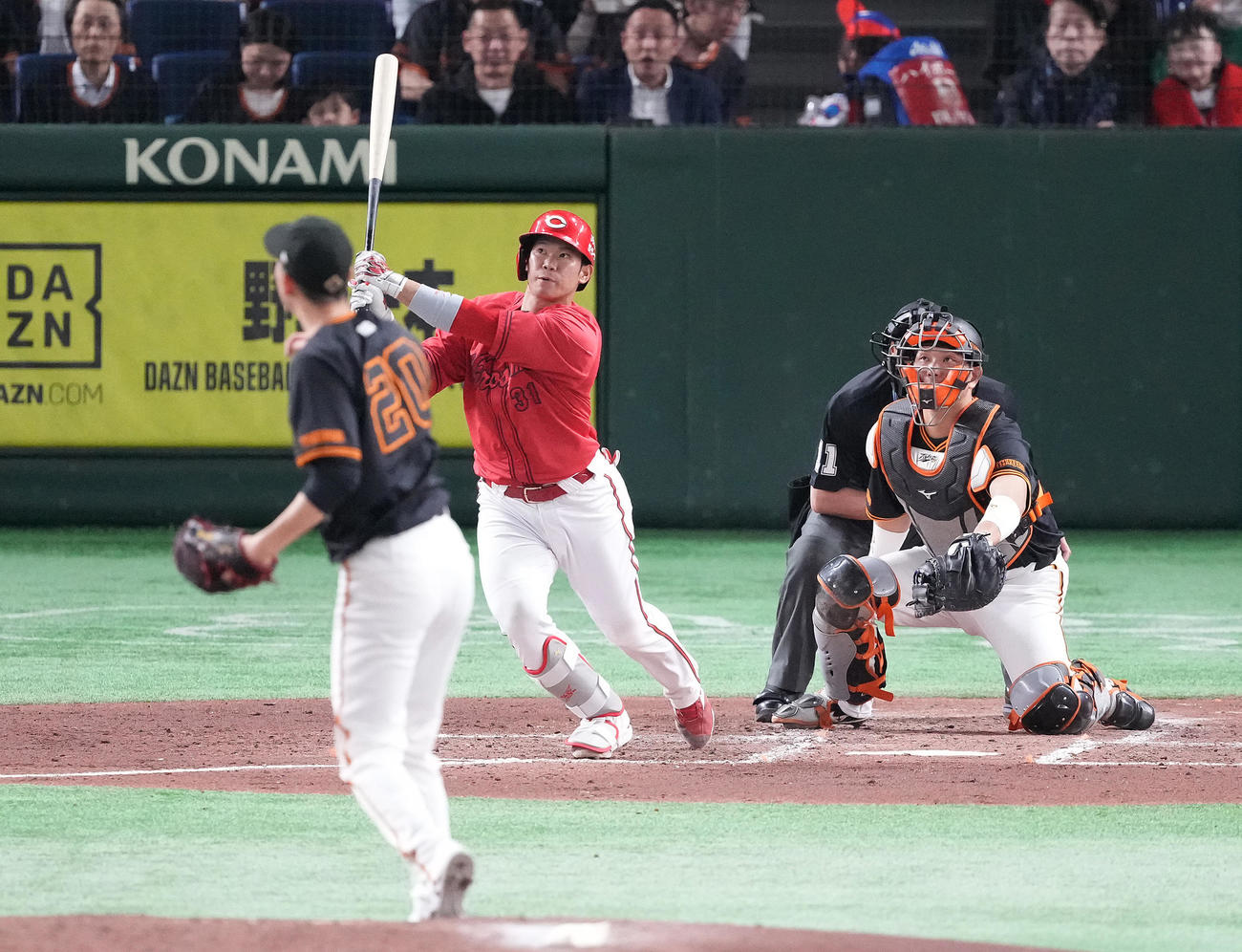 巨人対広島　4回表広島無死、右越えソロ本塁打を放つ坂倉。投手戸郷（撮影・鈴木みどり）