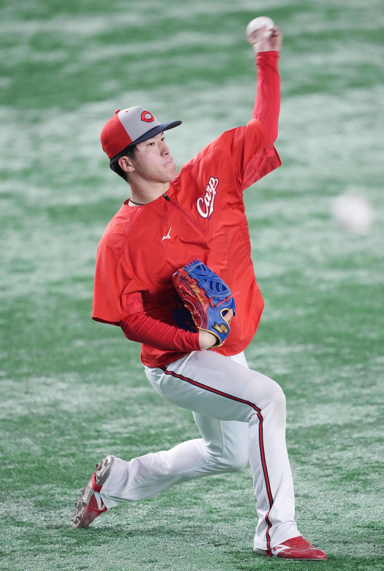 巨人対広島　試合前練習でキャッチボールする広島黒原（撮影・鈴木みどり）