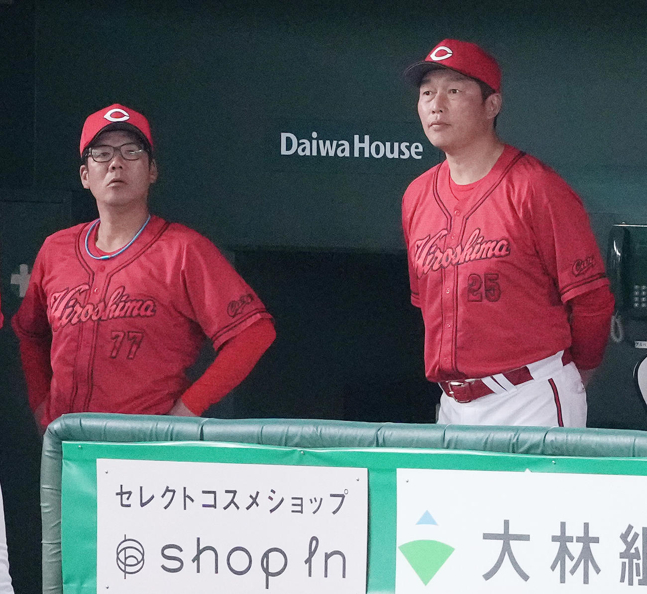 巨人対広島　ベンチで浮かない表情の広島新井監督（右）（撮影・鈴木みどり）