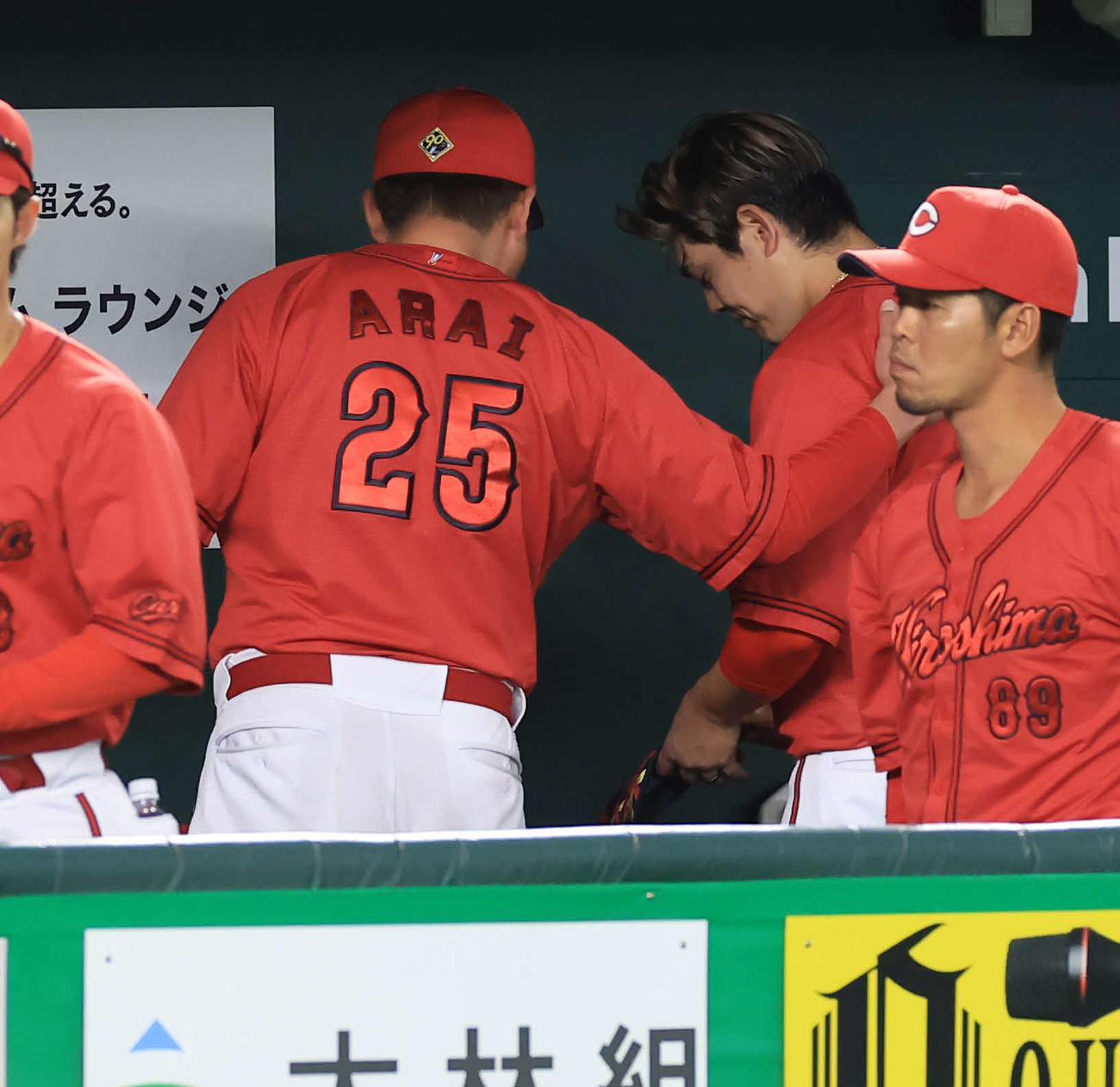 巨人対広島　6回裏巨人に逆転を許して降板した九里（右奥）に声をかける新井監督（撮影・浅見桂子）
