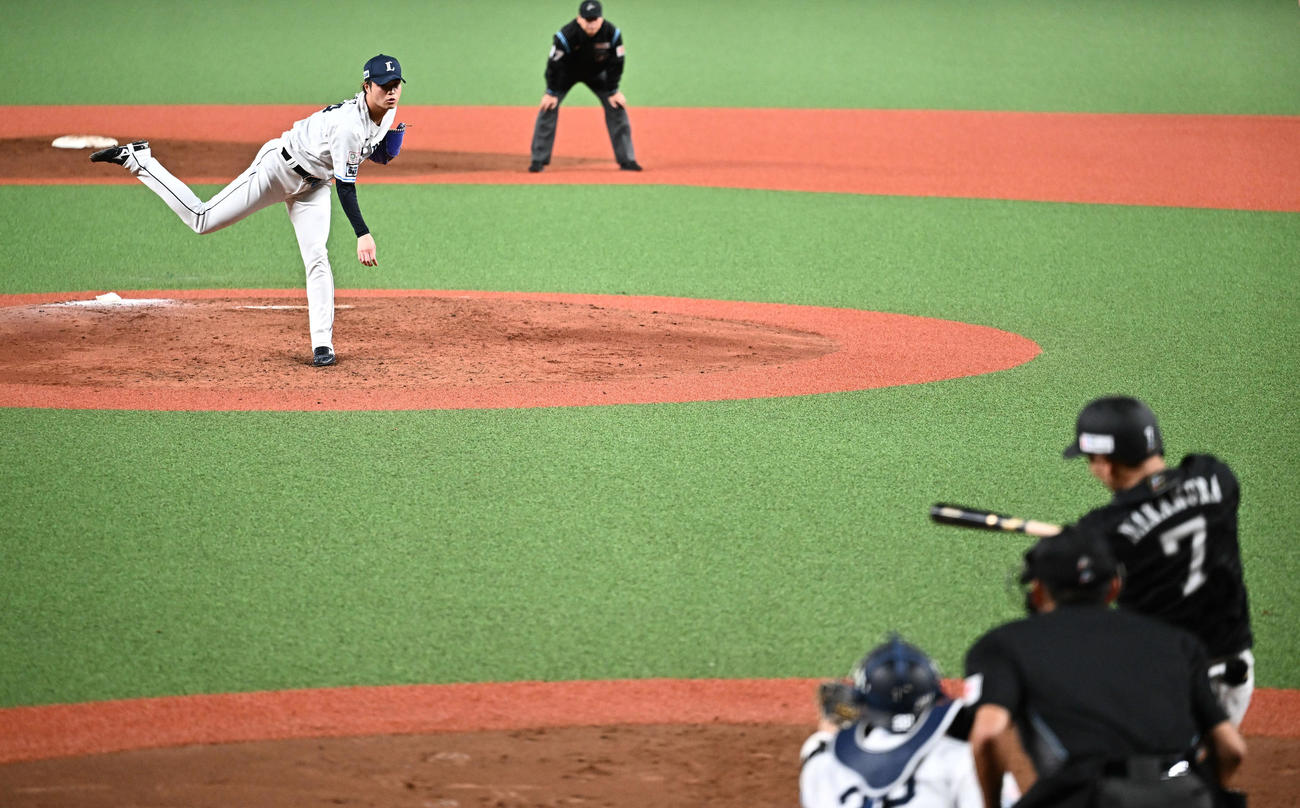 西対ソフトバンク　8回表ソフトバンク2死一、二塁、中村晃に右前適時打を許す甲斐野（撮影・滝沢徹郎）