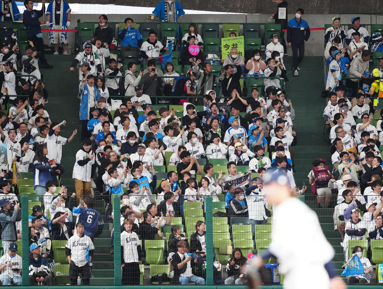 西武対ソフトバンク　試合前、ソフトバンク山川の選手紹介でブーイングする左翼席の西武ファン（撮影・江口和貴）