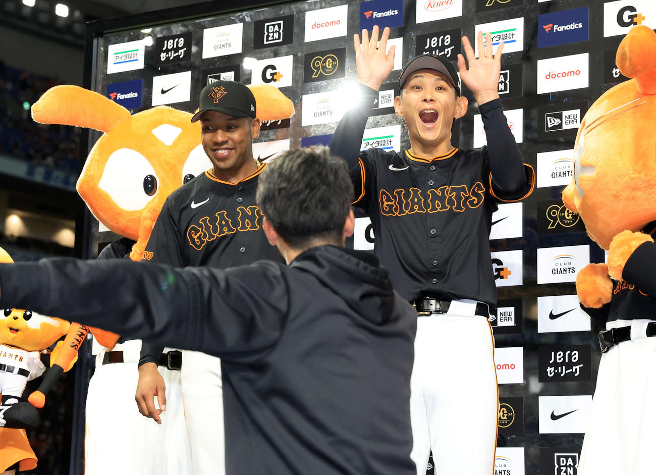 巨人対広島　移籍後初勝利の巨人泉（右）はうれしそうに手を振る。左は逆転打のオコエ（撮影・浅見桂子）