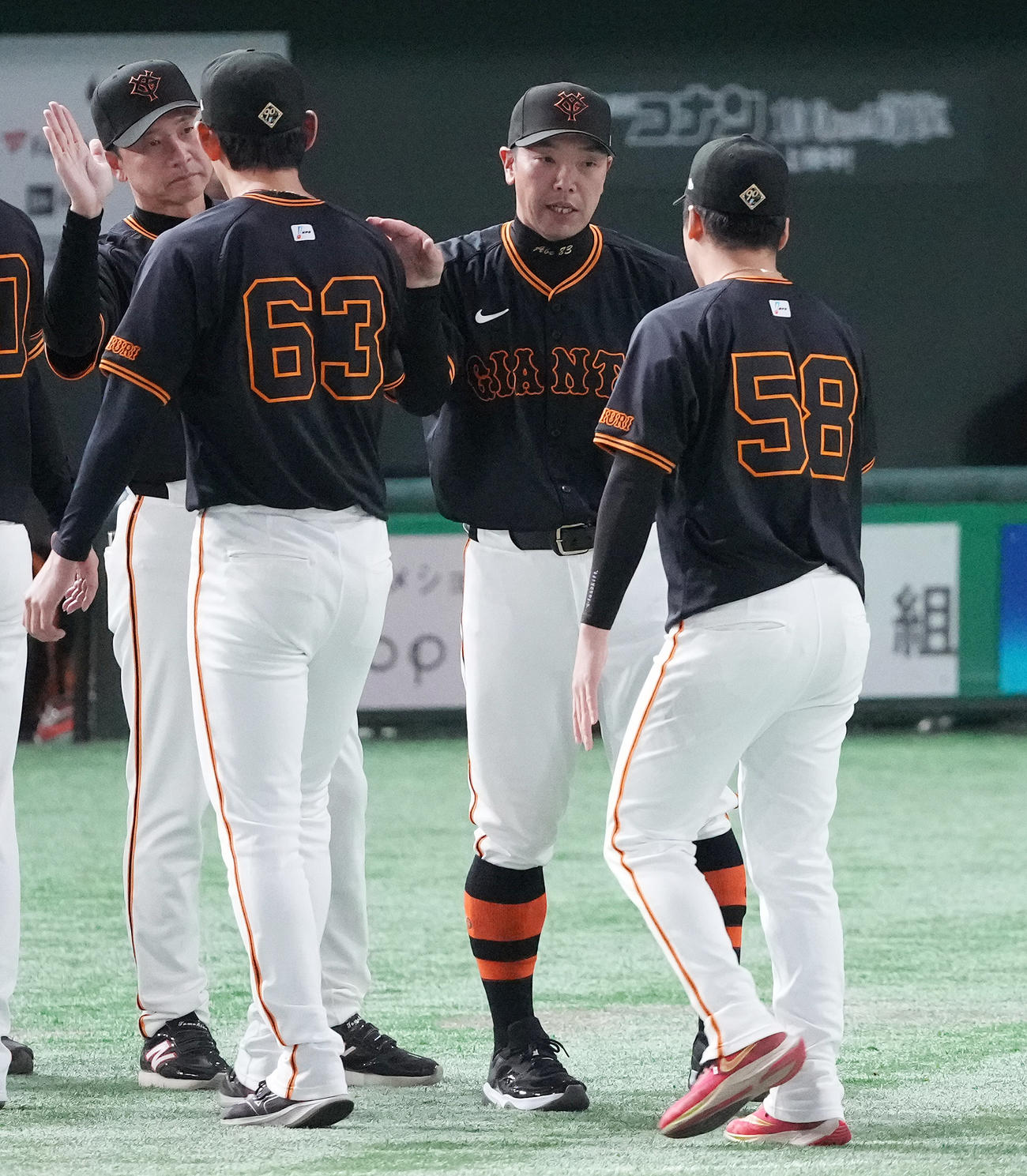 巨人対広島　移籍後初勝利の泉（左手前）をねぎらう巨人阿部監督（中央）（撮影・鈴木みどり）