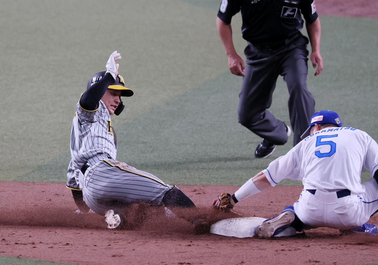 中日対阪神　12回表阪神1死一塁、一塁走者熊谷は二塁盗塁を決める。野手は村松（撮影・加藤哉）