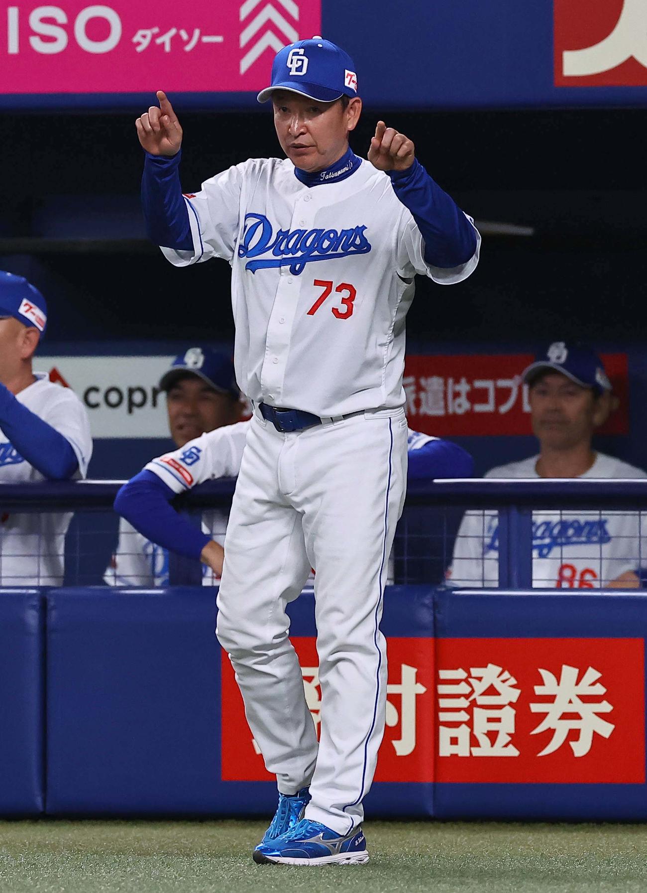 中日対阪神　12回表阪神1死一塁、熊谷の二盗成功の判定にリクエストを要求する立浪監督（撮影・上田博志）