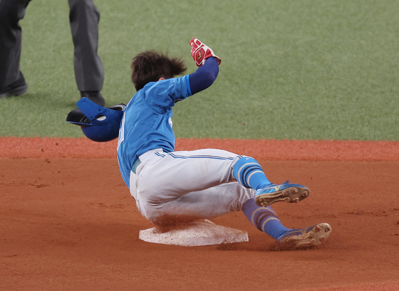オリックス対日本ハム　6回表日本ハム1死一塁、二盗を決める五十幡（撮影・前田充）