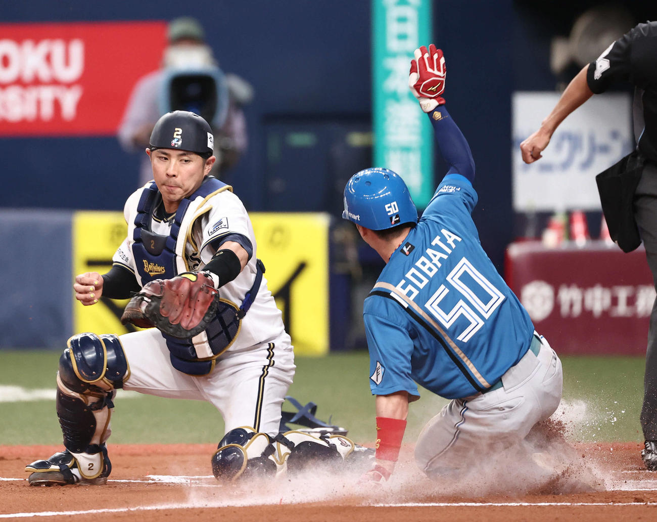 オリックス対日本ハム　6回表日本ハム1死三塁、郡司の三ゴロで三走の五十幡が生還。捕手若月（撮影・西尾就之