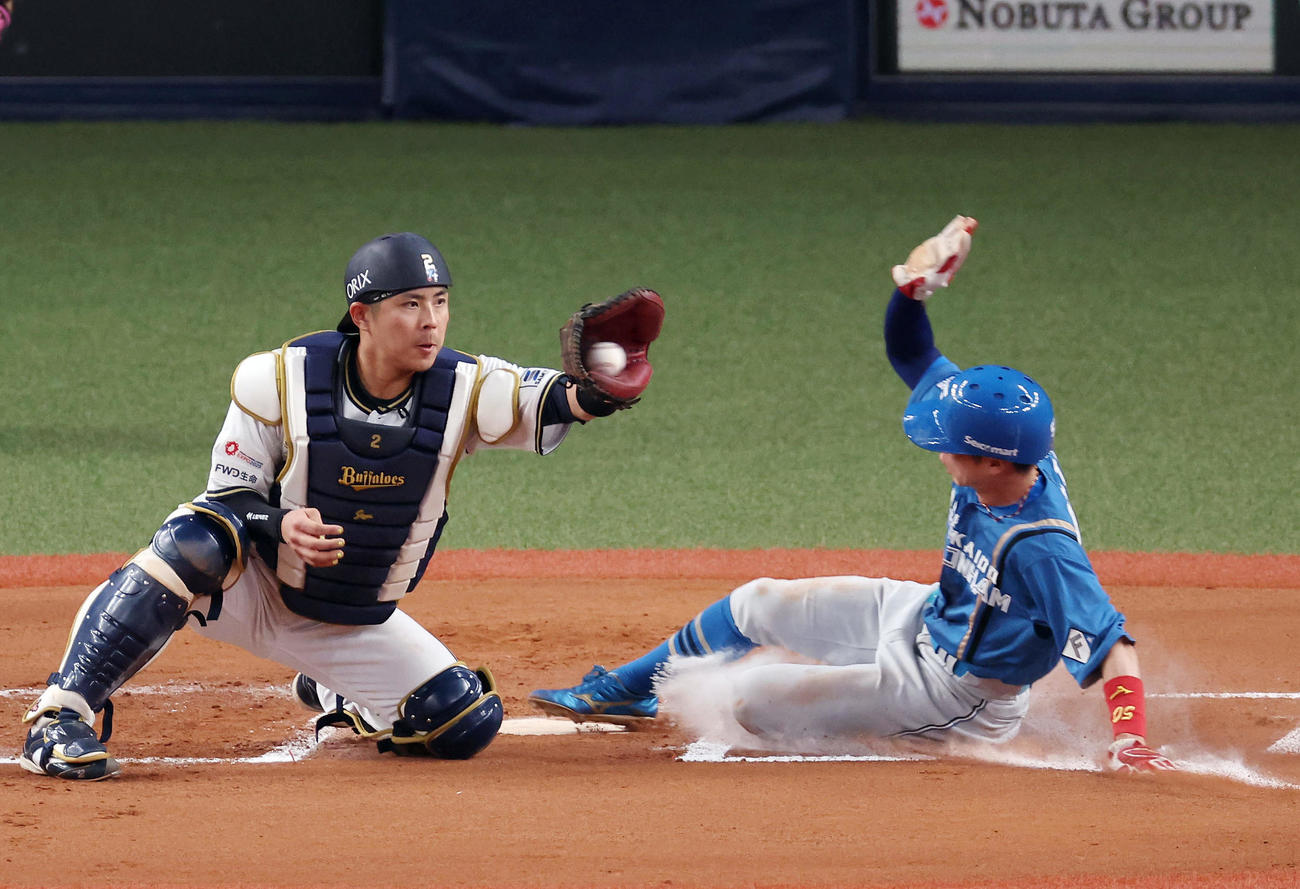 オリックス対日本ハム　6回表日本ハム1死三塁、郡司の三ゴロで生還する三走五十幡。捕手若月（撮影・前田充）