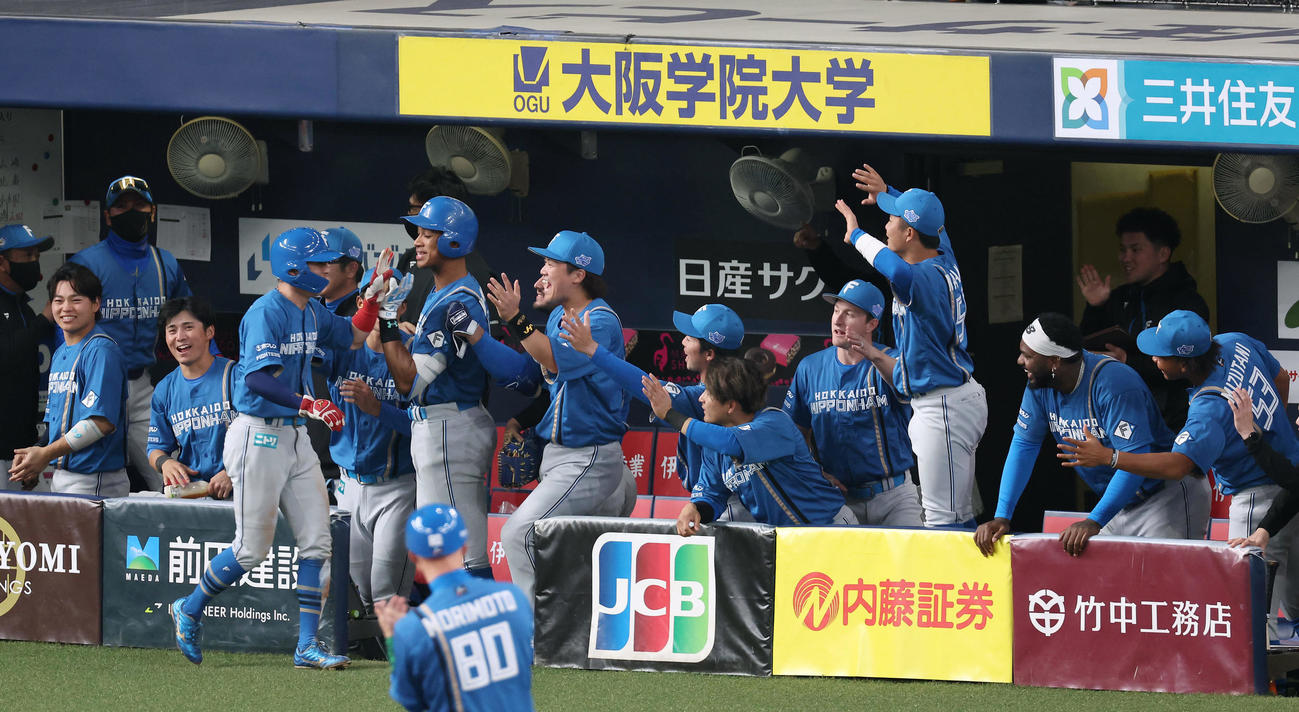 オリックス対日本ハム　6回表日本ハム1死三塁、郡司の三ゴロで生還した五十幡を迎える日本ハムナイン（撮影・前田充）