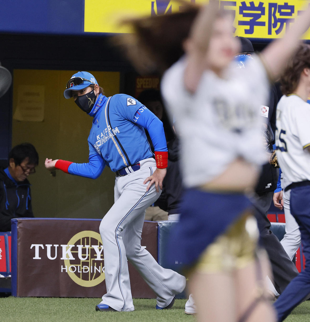 オリックス対日本ハム　8回、小交代を告げポーズをとる日本ハム新庄監督（撮影・藤尾明華）