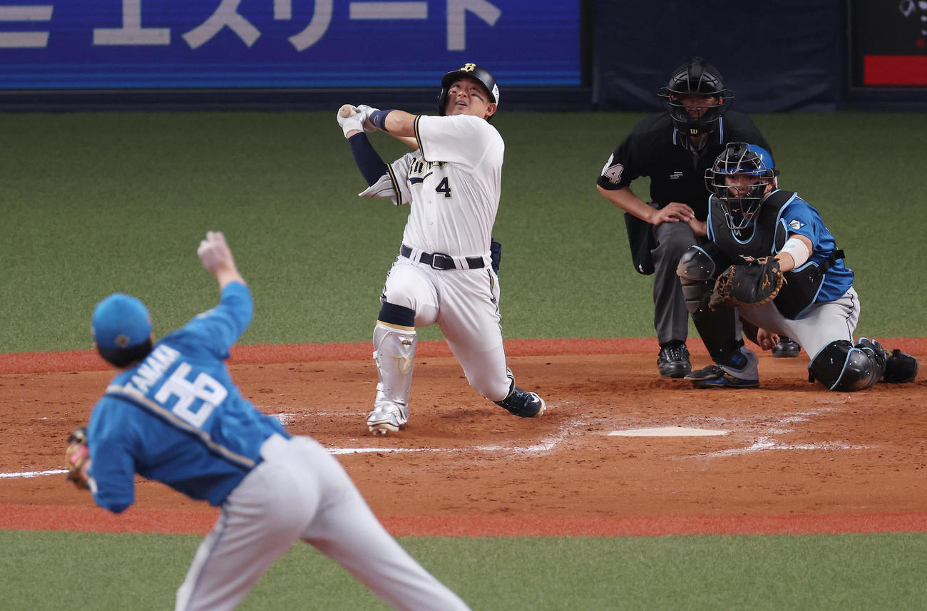 オリックス対日本ハム　9回裏オリックス2死、森が二飛に倒れ試合終了となる。投手田中正（撮影・前田充）