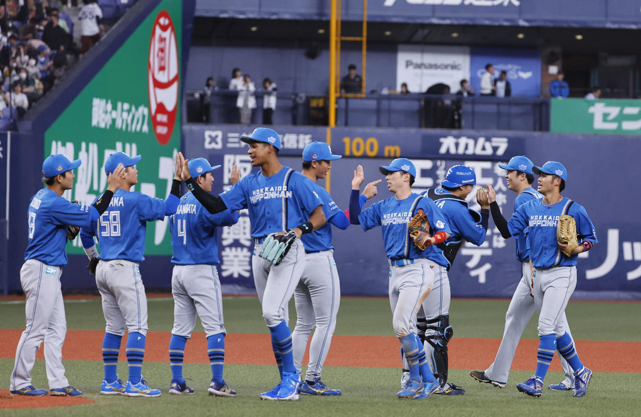 オリックス対日本ハム　オリックスに勝利し、タッチを交わす日本ハムナイン（撮影・藤尾明華）
