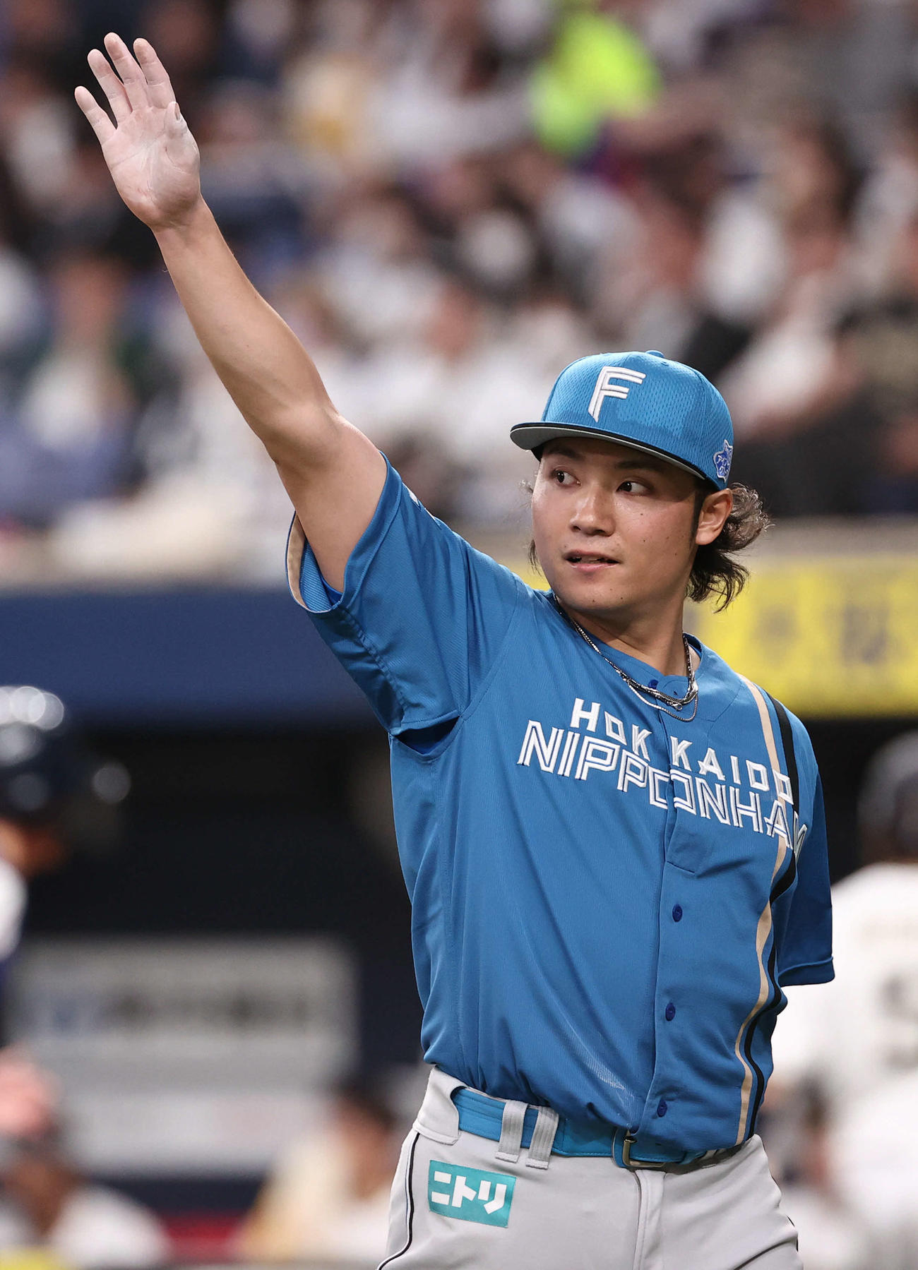 オリックス対日本ハム　6回裏オリックス2死二塁、セデーニョの左飛をキャッチした細川にてを振りながらベンチに戻る伊藤（撮影・西尾就之）