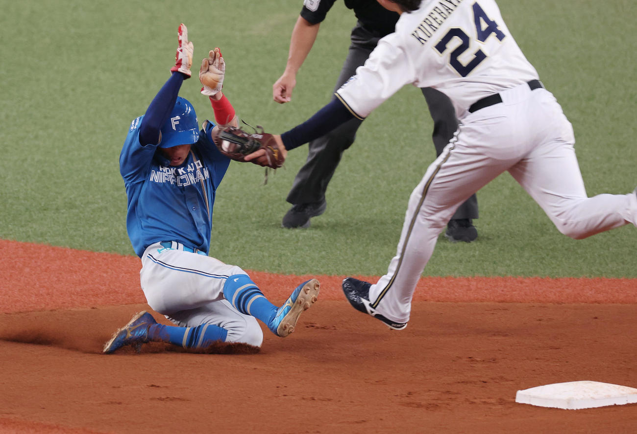 オリックス対日本ハム　6回表日本ハム1死一塁、二盗を決める五十幡（撮影・前田充）
