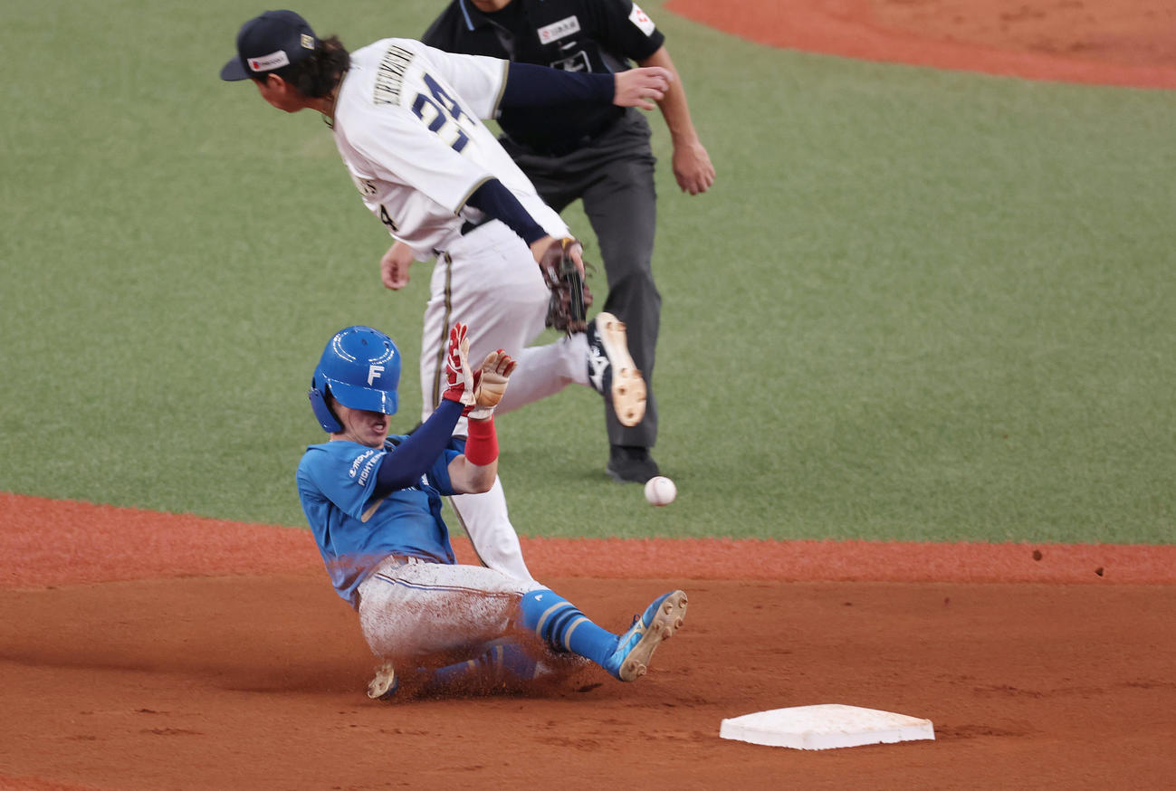 オリックス対日本ハム　6回表日本ハム1死一塁、二盗を決める五十幡。遊撃手紅林（撮影・前田充）