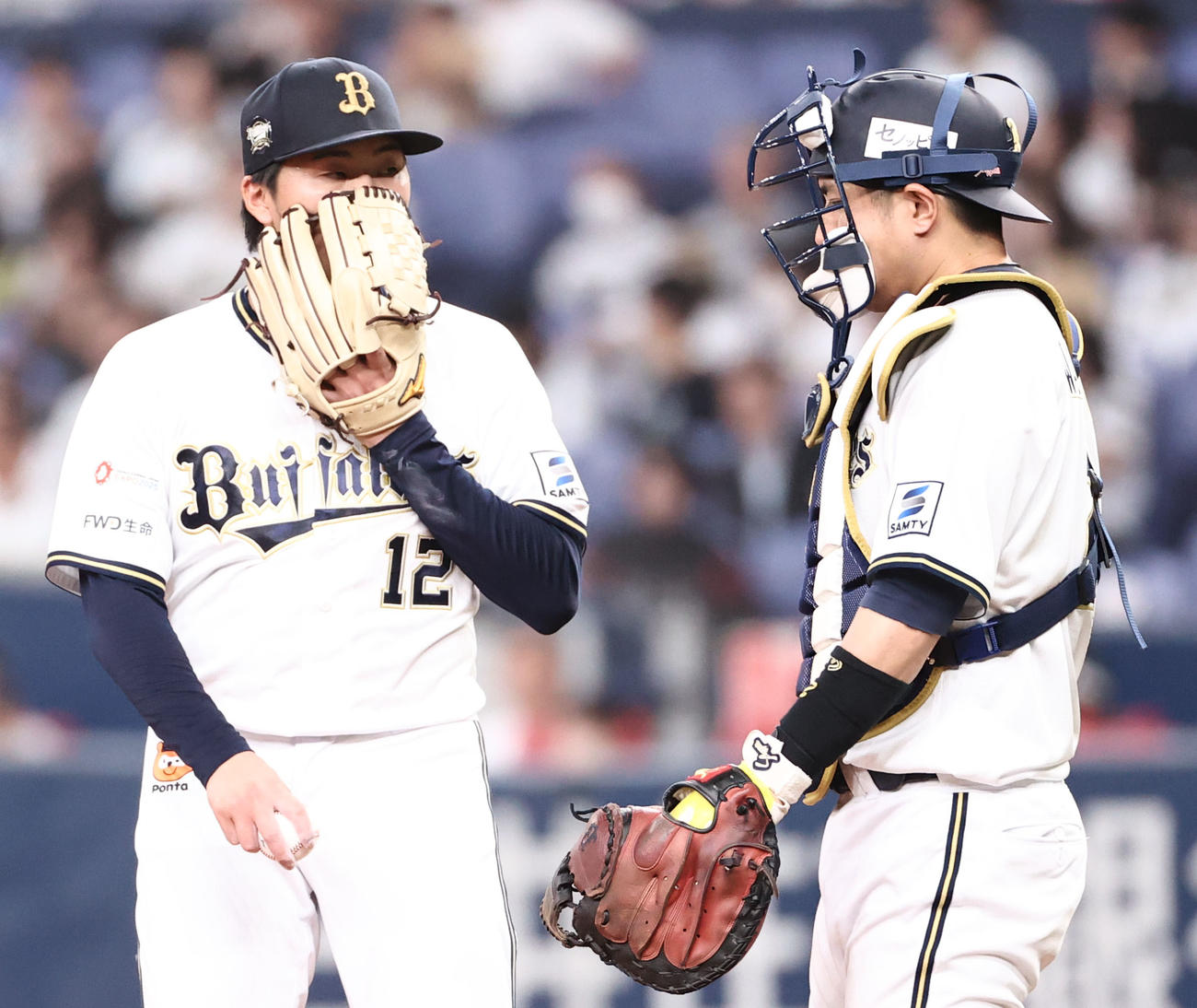 オリックス対日本ハム　6回表日本ハム1死、五十幡に初安打を許した東（左）は若月と話す（撮影・西尾就之）