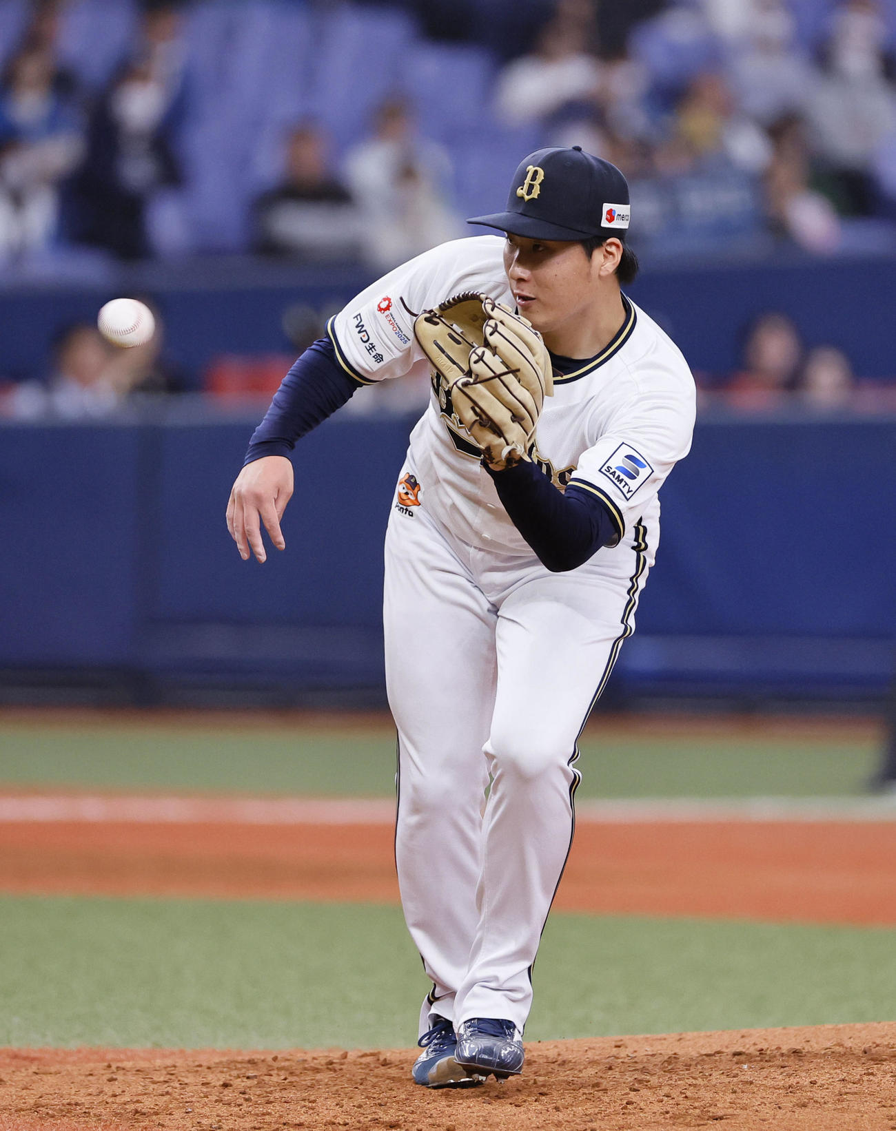オリックス対日本ハム　4回表日本ハム1死、万波を投ゴロに打ち取る東（撮影・藤尾明華）