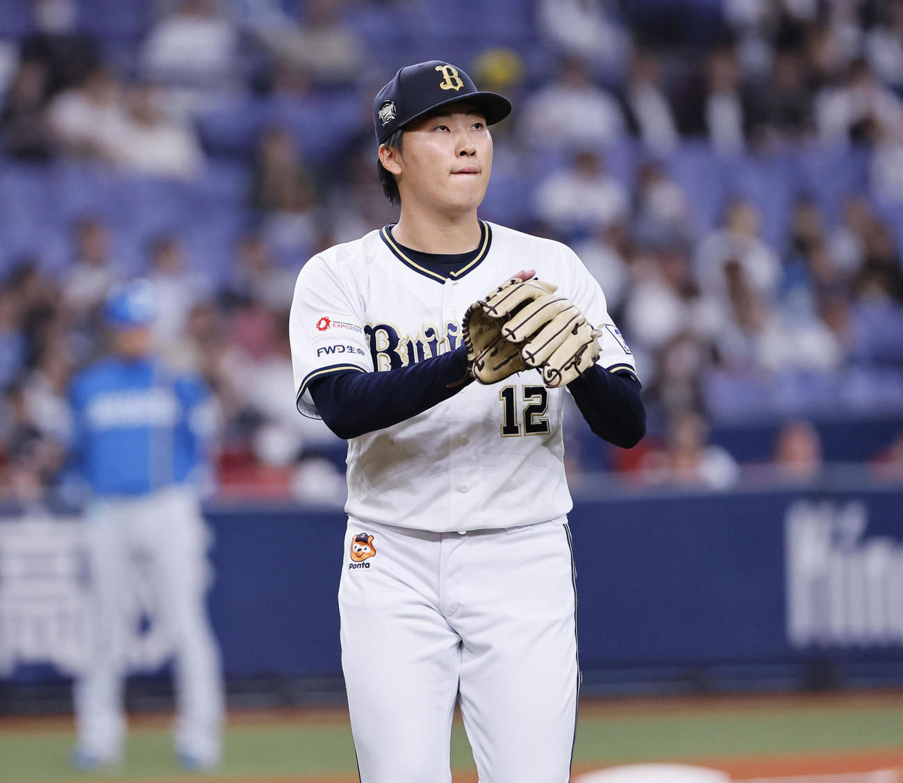 オリックス対日本ハム　1回表日本ハム2死、万波中正を打ち取りグラブをたたく東（撮影・藤尾明華）