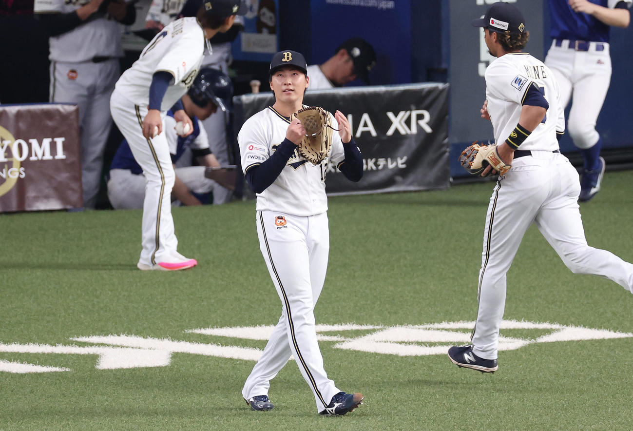 オリックス対日本ハム　1回表の日本ハム打線を3者凡退に抑えたオリックス東（中央）（撮影・前田充）
