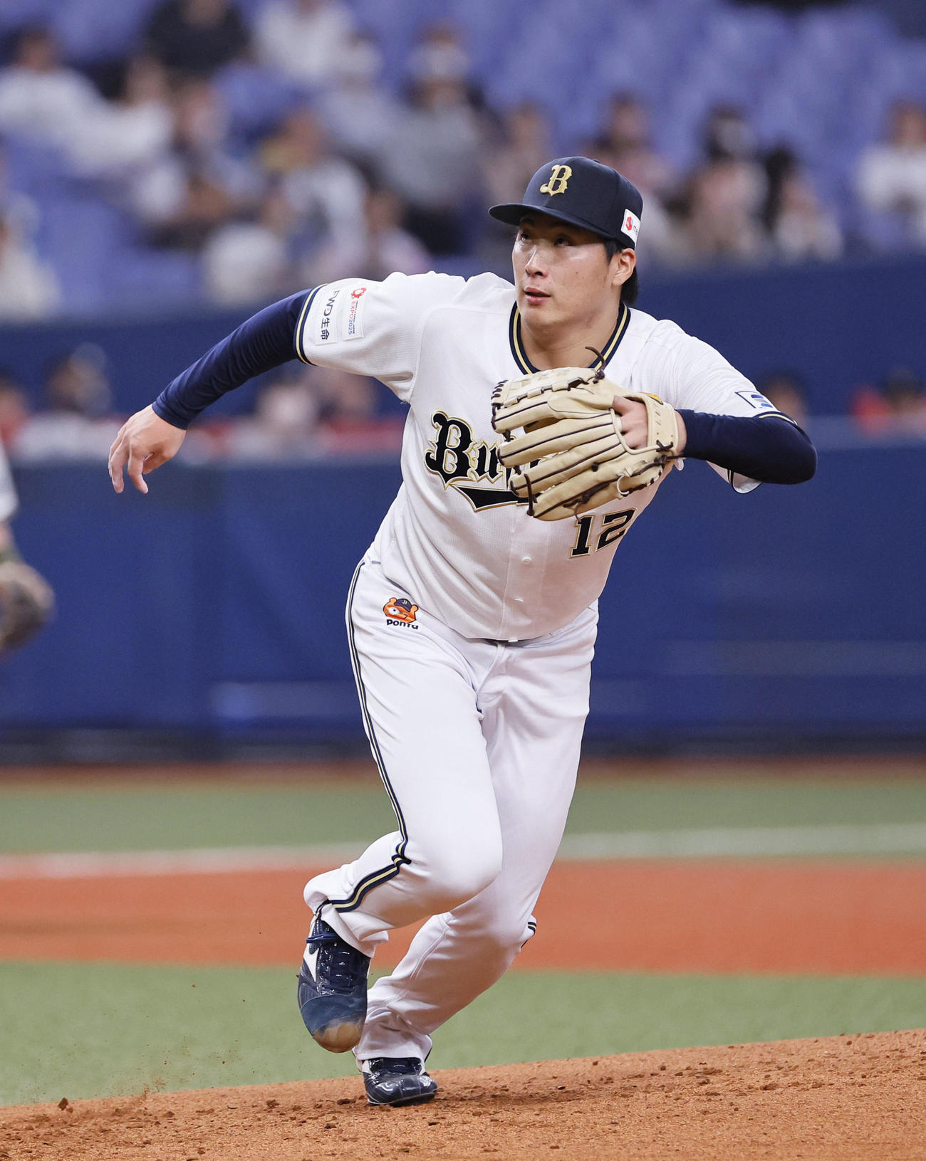 オリックス対日本ハム　2回表日本ハム2死、上川畑を一ゴロに打ち取り、駆けだすオリックス東（撮影・藤尾明華）