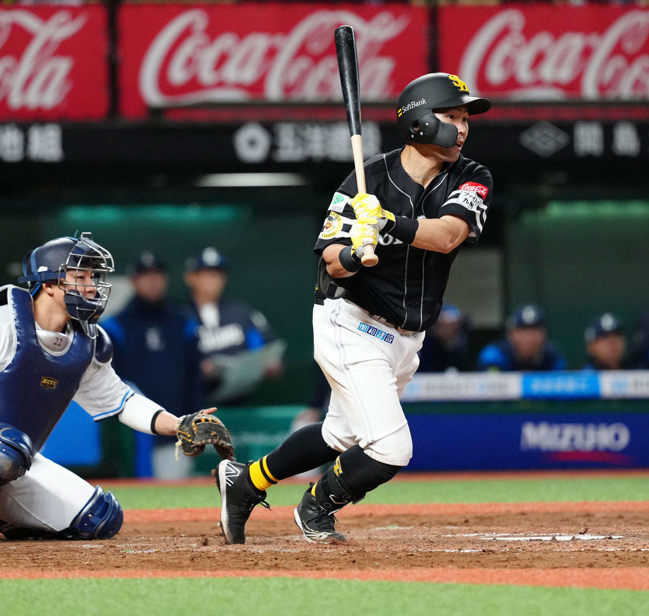 西武対ソフトバンク　8回表ソフトバンク2死一、二塁、適時打を放つ中村晃（撮影・江口和貴）