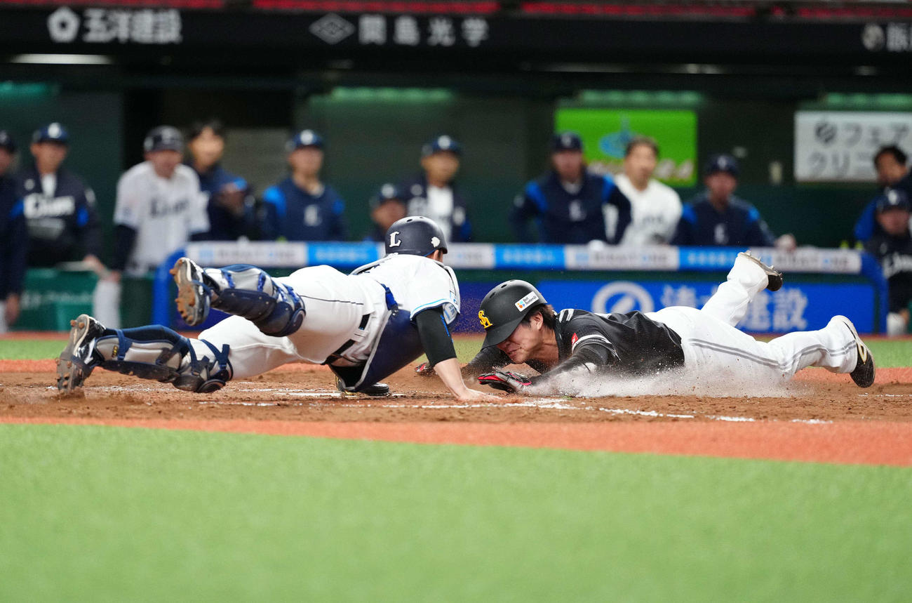 西武対ソフトバンク　8回表ソフトバンク2死一、二塁、中村晃の適時打で生還する川村（右）（撮影・江口和貴）