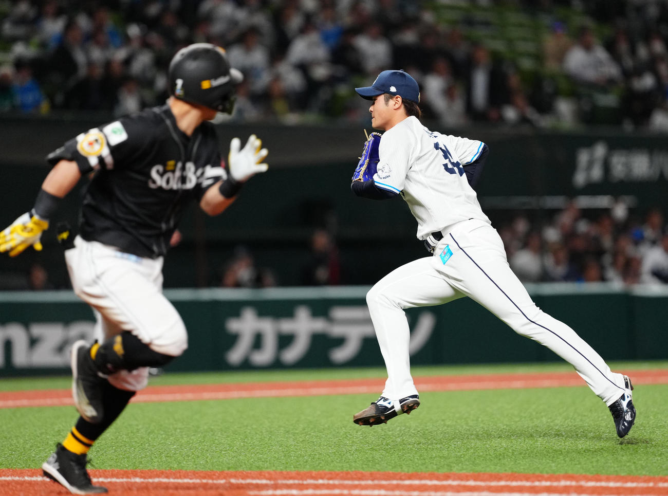 西武対ソフトバンク　8回表ソフトバンク2死一、二塁、中村晃（左）に適時打を浴びる甲斐野（撮影・江口和貴）