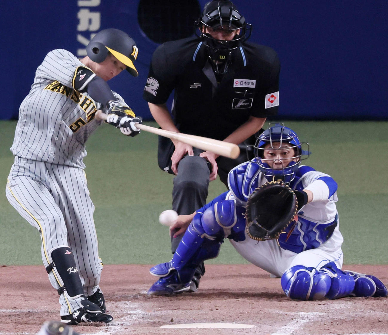 中日対阪神　8回表阪神2死二、三塁、近本は二塁へ同点2点適時打を放つ。投手は勝野（撮影・加藤哉）