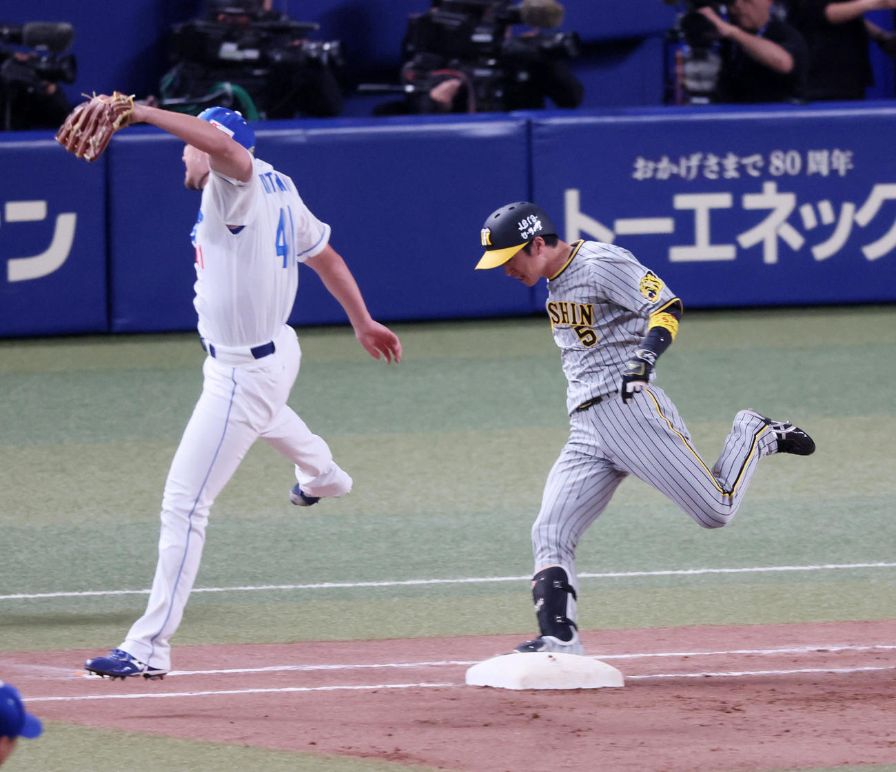 中日対阪神　8回表阪神2死二、三塁、近本は二塁への同点2点適時打を放ち一塁に駆け込む（撮影・加藤哉）