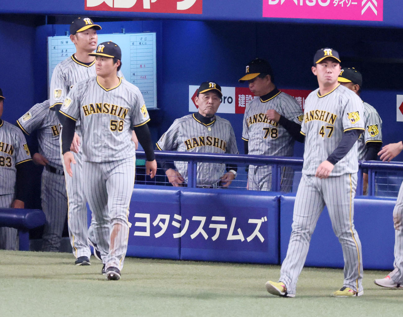 中日対阪神　中日と引き分けロッカールームへ移動する岡田監督（撮影・加藤哉）