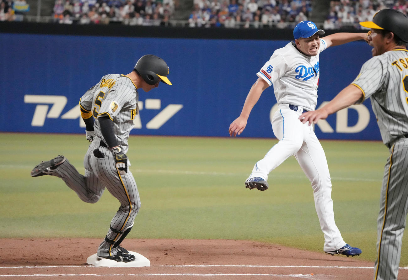 中日対阪神　8回表阪神2死二、三塁、近本は二塁への同点2点適時打を放ち一塁に駆け込む（撮影・森本幸一）