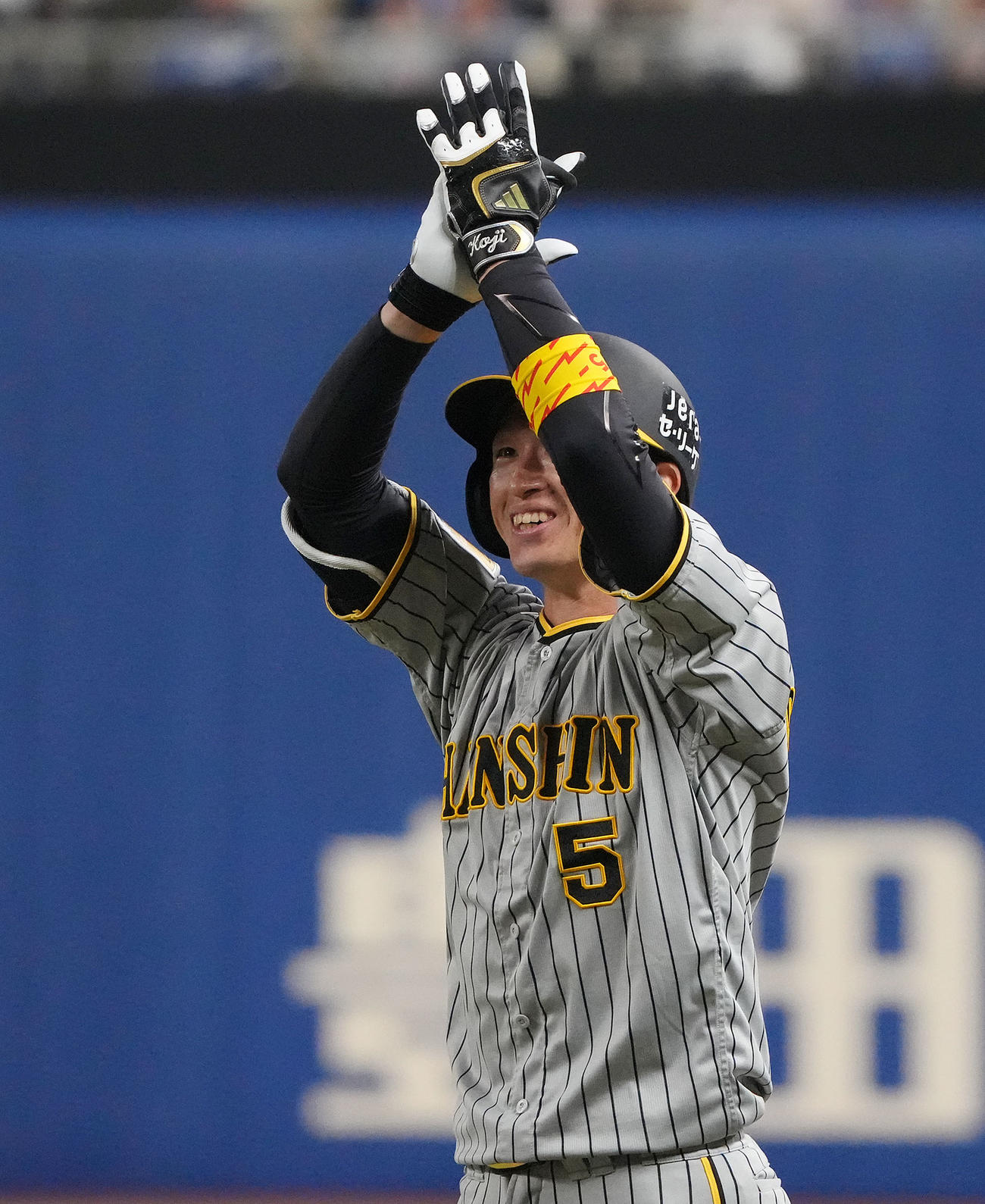 中日対阪神　8回表阪神2死二、三塁、二塁2点適時内野安打を放ち喜ぶ近本（左）（撮影・森本幸一）
